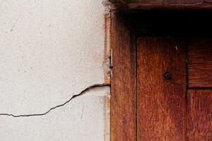 ciment fissures, des fissures dans le mur de le maison photo