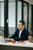 Justice et loi concept .asiatique Masculin juge dans une salle d'audience sur table et conseiller travail dans moderne bureau. photo