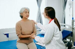 caucasien médecin souriant prendre se soucier de une Jeune patient dans hôpital. amical infirmière ou thérapeutique traiter client professionnel médical un service concept. photo