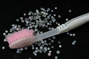 vieux brosse à dents utilisé pour une longue temps, noir Contexte photo