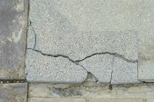 ciment surface des fissures sur piéton passerelles. tremblement de terre effet photo