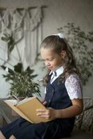 primaire école fille, dans école uniforme photo