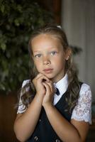 primaire école fille, dans école uniforme photo