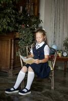 primaire école fille, dans école uniforme photo