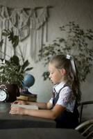 primaire école fille, dans école uniforme photo