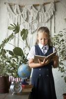 primaire école fille, dans école uniforme photo