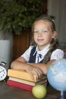 primaire école fille, dans école uniforme photo