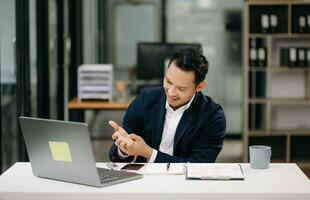 Justice et loi concept .asiatique Masculin juge dans une salle d'audience sur table et conseiller travail dans moderne bureau. photo