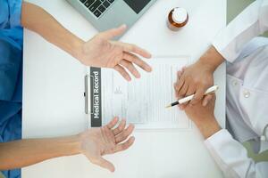 une cœur patient visites une médecin pour Conseil sur santé se soucier et des médicaments à traiter cœur maladie symptômes après le médical équipe a diagnostiqué et examiné le patient pour cœur anomalies. photo