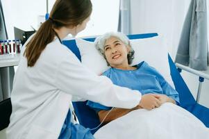 caucasien médecin souriant prendre se soucier de une Sénior patient dans hôpital. amical infirmière ou thérapeutique traiter client professionnel médical un service concept. photo