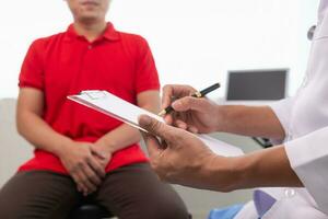 homme a été examiné par médecin pour prostate cancer et médecin diagnostiqué état dans commande à traiter patient avec prostate cancer. concept de recevoir prostate cancer examen avec spécialiste médecin photo