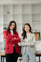 deux femme d'affaires discuter investissement projet travail et Planification stratégie avec tablette portable ordinateur dans bureau. photo