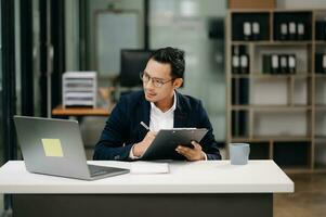 Justice et loi concept .asiatique Masculin juge dans une salle d'audience sur table et conseiller travail dans moderne bureau. photo