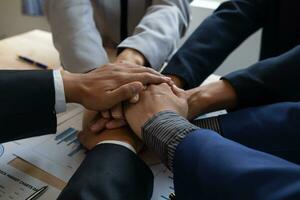 une groupe de hommes d'affaires et investisseurs rencontrer à discuter le marché Succès dans passé trimestre. idée de réglage en haut une commercialisation consultant équipe et travail ensemble comme une équipe fabriqué il une succès. photo