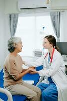 caucasien médecin souriant prendre se soucier de une Jeune patient dans hôpital. amical infirmière ou thérapeutique traiter client professionnel médical un service concept. photo