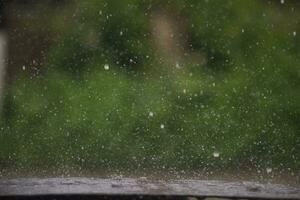 pluie a été chute sur le chaussée dû à précipitation cette a été formant après la dépression frappé Thaïlande provoquant lourd pluie dans certains zones et inondation route surface. derrière le scènes de lourd pluie photo