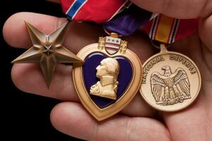 homme en portant violet cœur, bronze et nationale la défense guerre médailles photo