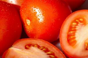 Frais rouge tomates avec l'eau gouttes. photo