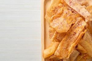 chips de taro - taro tranché frit ou cuit au four photo