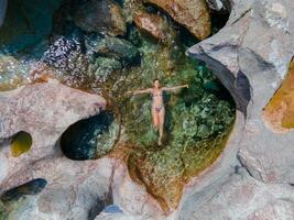 bleu œil dans theth, Albanie par drone photo