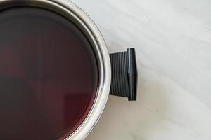 soupe noire en pot chaud pour shabu ou sukiyaki - style de cuisine japonaise photo