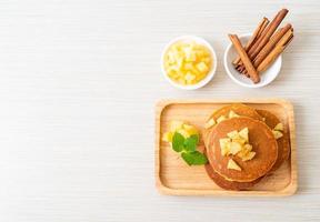 crêpe aux pommes ou crêpe aux pommes avec de la cannelle en poudre photo