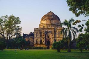 Bara gumbad au jardin Lodi à Delhi, Inde photo