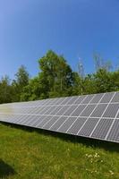 centrale solaire sur la prairie fleurie d'été photo