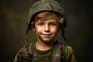 portrait de une mignonne peu garçon dans militaire uniforme sur foncé Contexte ai généré photo