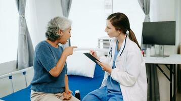 caucasien médecin souriant prendre se soucier de une Jeune patient dans hôpital. amical infirmière ou thérapeutique traiter client professionnel médical un service concept. photo