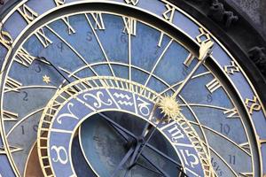 Horloge astronomique sur le mur de l'ancien hôtel de ville de Prague, République tchèque photo