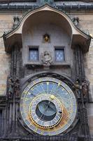 Horloge astronomique sur le mur de l'ancien hôtel de ville de Prague, République tchèque photo