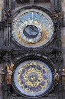 Horloge astronomique sur le mur de l'ancien hôtel de ville de Prague, République tchèque photo