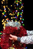 femme tenant une décoration de noël photo