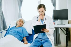 femme médecin et patient discuter quelque chose tandis que séance sur examen lit dans moderne clinique ou hôpital . médicament et santé se soucier concept. photo