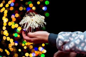 femme tenant une décoration de noël photo