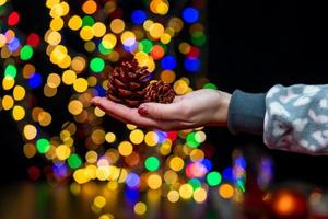 femme tenant une décoration de noël photo