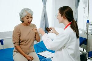 caucasien médecin souriant prendre se soucier de une Jeune patient dans hôpital. amical infirmière ou thérapeutique traiter client professionnel médical un service concept. photo