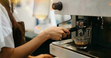tasse et professionnel Expresso machine verser Frais café dans une verre tasse à café photo