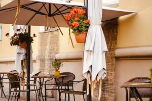 café de rue dans la vieille ville. tables et chaises vides. vue sur la ville d'automne. style vintage, couleurs neutres tendances. photo