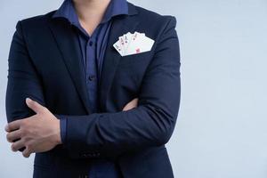 homme d'affaires asiatique avec des cartes dans sa poche photo