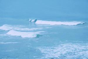 vagues sur la mer bleue de la côte photo