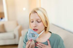 malade femme fabrication inhalation, médicament est le meilleur médicament. mauvais femme portant un oxygène masque et subissant traitement pour COVID-19 [feminine. femme avec un inhalateur photo