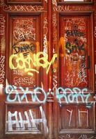 porte avec graffiti photo