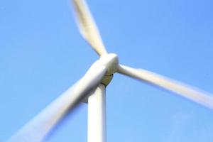 éolienne produisant de l'électricité renouvelable photo