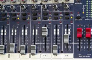 table de mixage gros plan photo