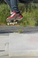 sauter par-dessus un obstacle avec la planche à roulettes photo