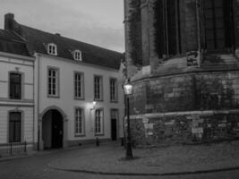 maastricht à le maas rivière dans le Pays-Bas photo