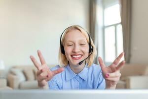 Jeune affaires femme étudiant prof tuteur porter sans fil casque vidéo conférence appel sur portable ordinateur parler par webcam apprendre enseigner dans en ligne discuter, distance séminaire en ligne en ligne enseignement concept photo