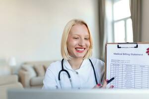 souriant professionnel femelle médecin portant uniforme prise Remarques dans médical journal, remplissage documents, patient maladies histoire, à la recherche à portable filtrer, étudiant en train de regarder séminaire en ligne photo